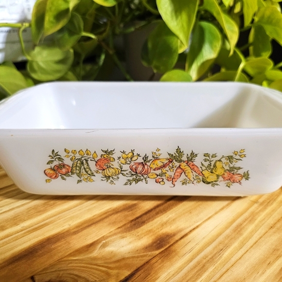 Vintage Fire King "vegetable harvest" design casserole dish - Picture 2 of 8